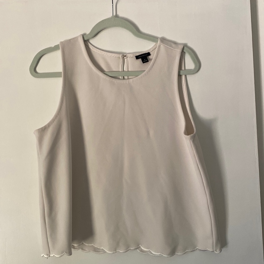 Adorable Ann Taylor shell top. Scalloped detail at bottom.